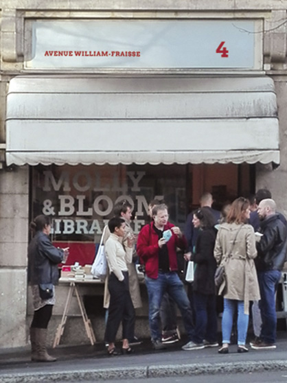 photographie de la vitrine lors de l'inauguration de la librairie